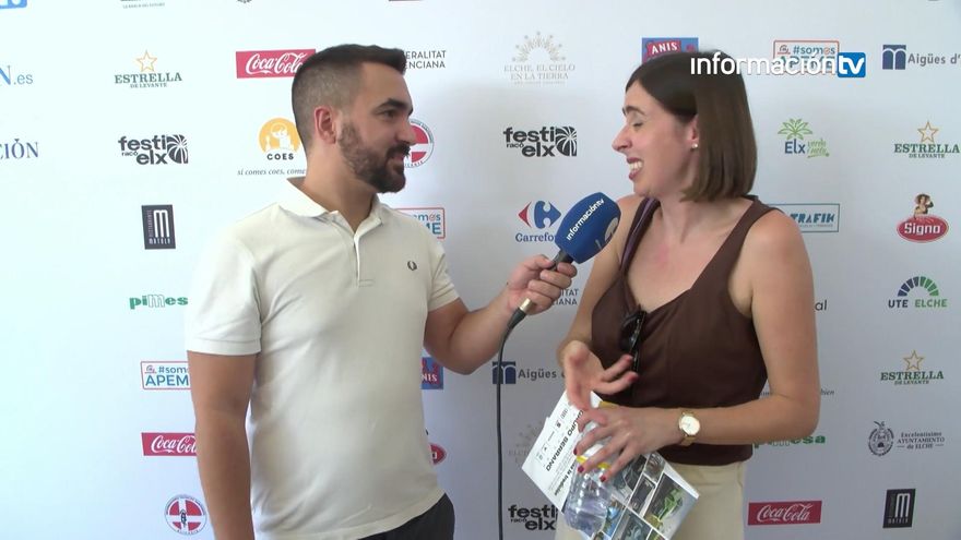 La Bellea del Foc infantil y Damas felicitan el cumpleaños a David Olivares, presidente de la Federació de les Fogueres de Sant Joan