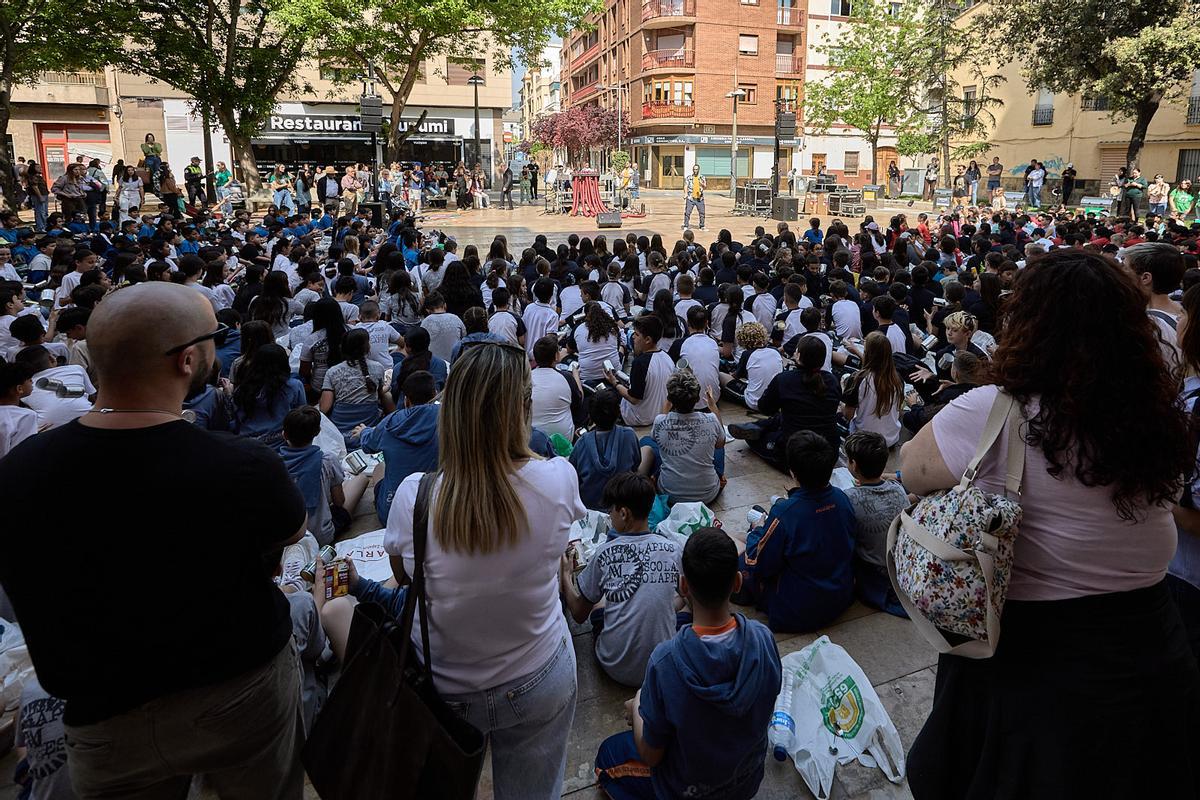 Los escolares en la plaza de Sant Josep.