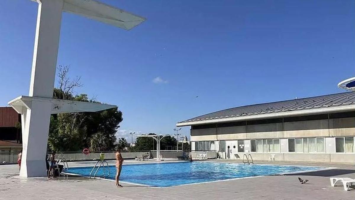Piscina de verano de Natzaret, que vuelve a estar cerrada.