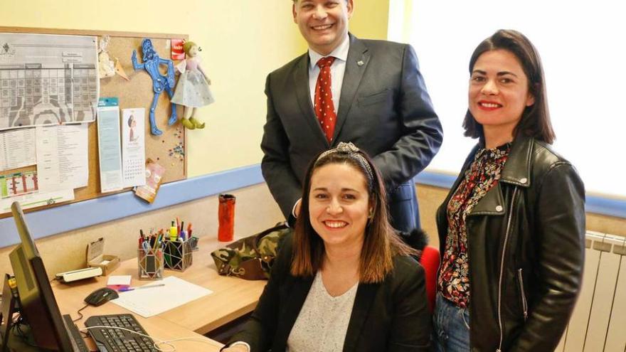 Andrea Iglesias, en el centro, junto a Adolfo Rivas y Susana Moreno, educadora del &quot;Programa Puente&quot;.