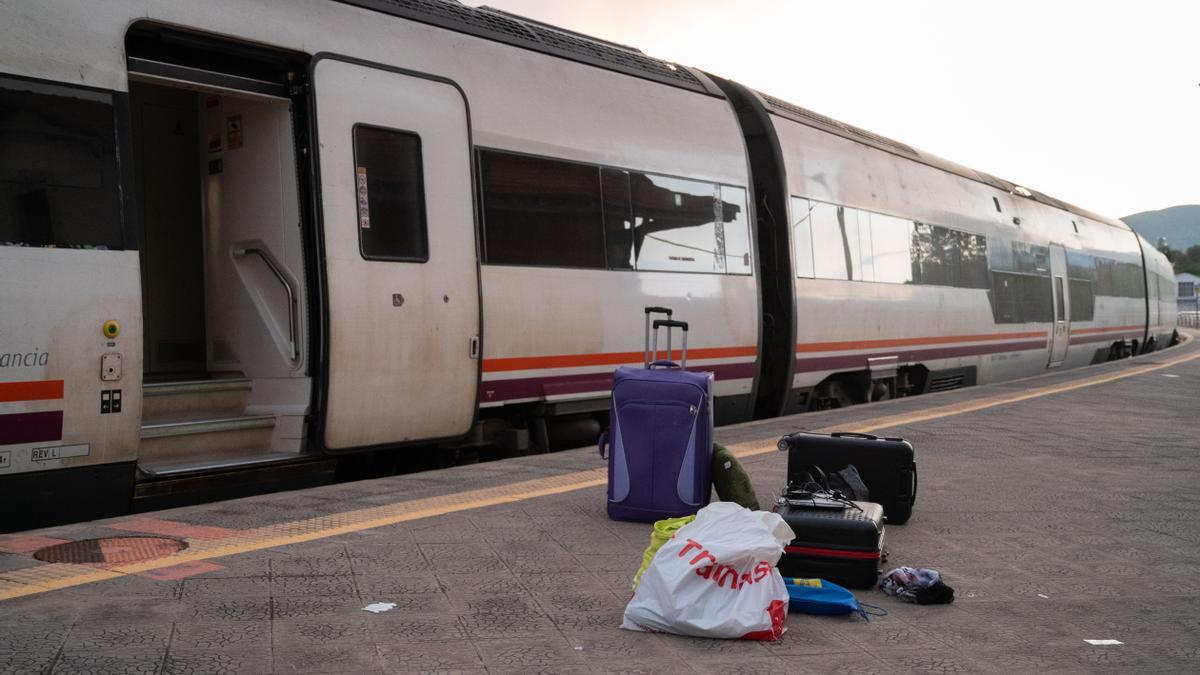 El tren afectado por el incendio en la estación de Caudiel