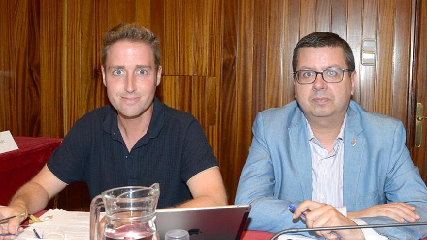 Jordi Masquef i Carles Arbolí, d&#039;esquerra a dreta, durant un plenari.