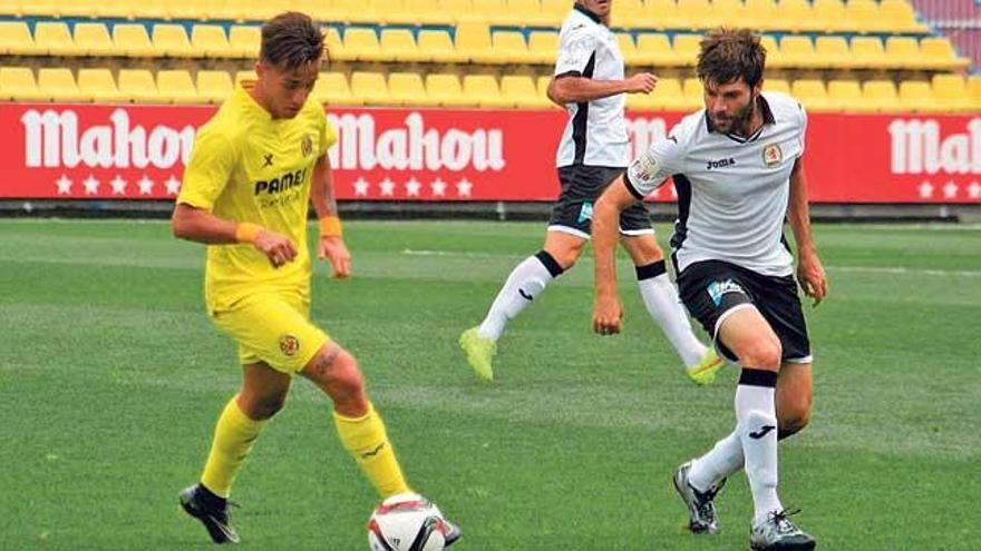 Un jugador del Llosetense presiona a un adversario en el duelo de ayer en Vilarreal.