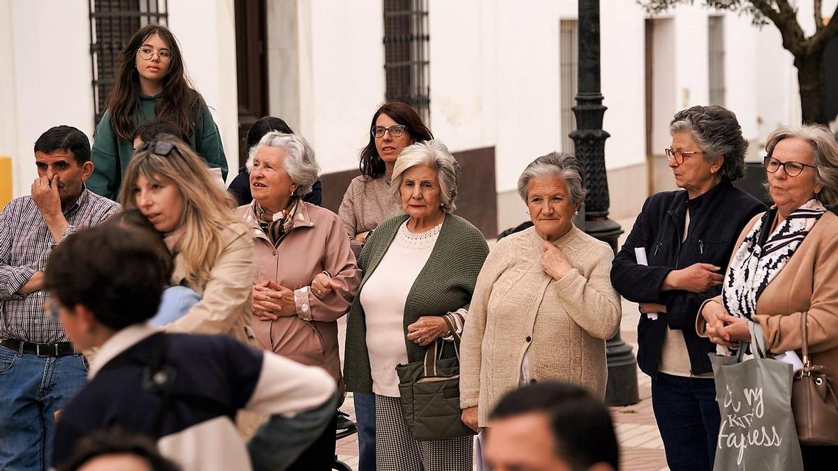 Público espontáneo que, tras descubrir la actividad, se queda a disfrutar de la música