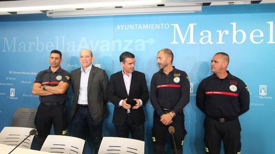 El concejal Manuel Osorio y el alcalde, José Bernal, con el jefe de cuerpo y varios Bomberos.