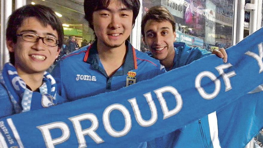 El chino Jian Miao, en el centro, junto al japonés Akihisa Danno y otro seguidor oviedista, en Anoeta.