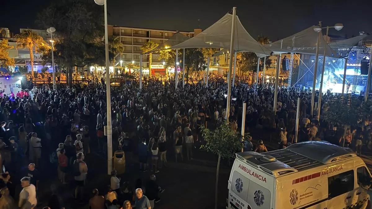 La plaza de los pescadores de canet en una noche de San Juan.