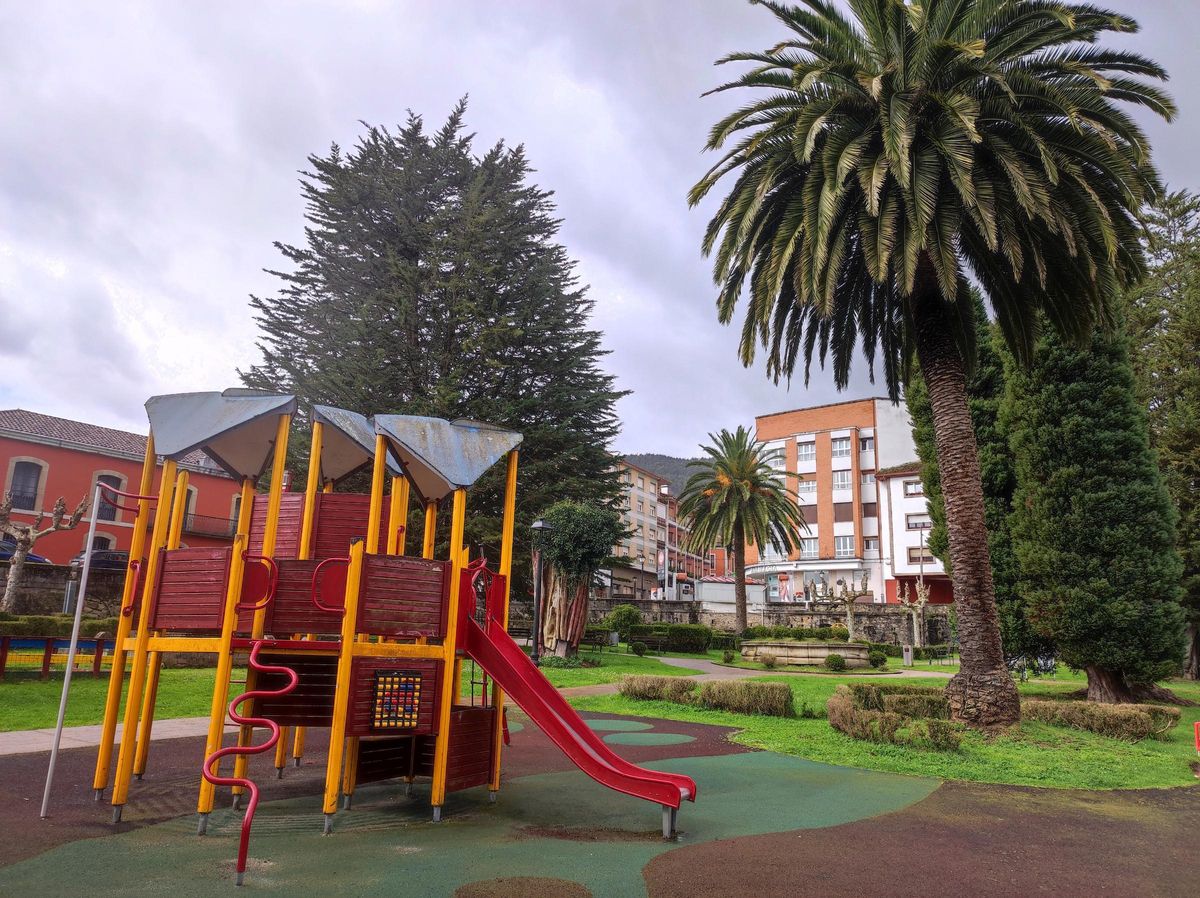 Vista general del parque con la zona infantil en primer término.