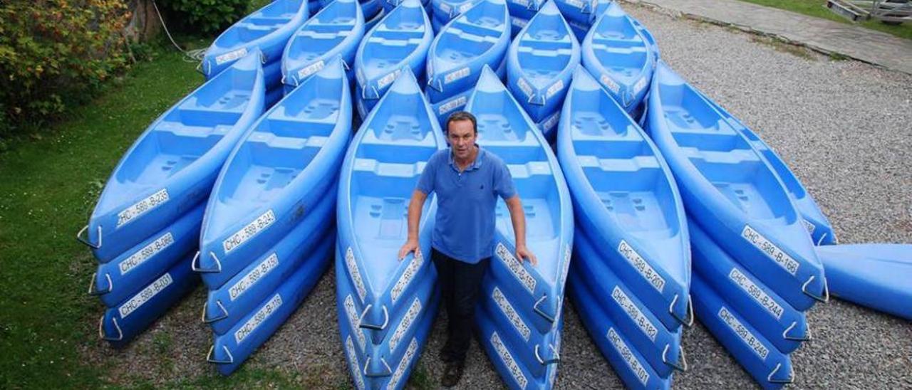 Calo Soto con algunas de sus canoas en la sede de su empresa en Arriondas.