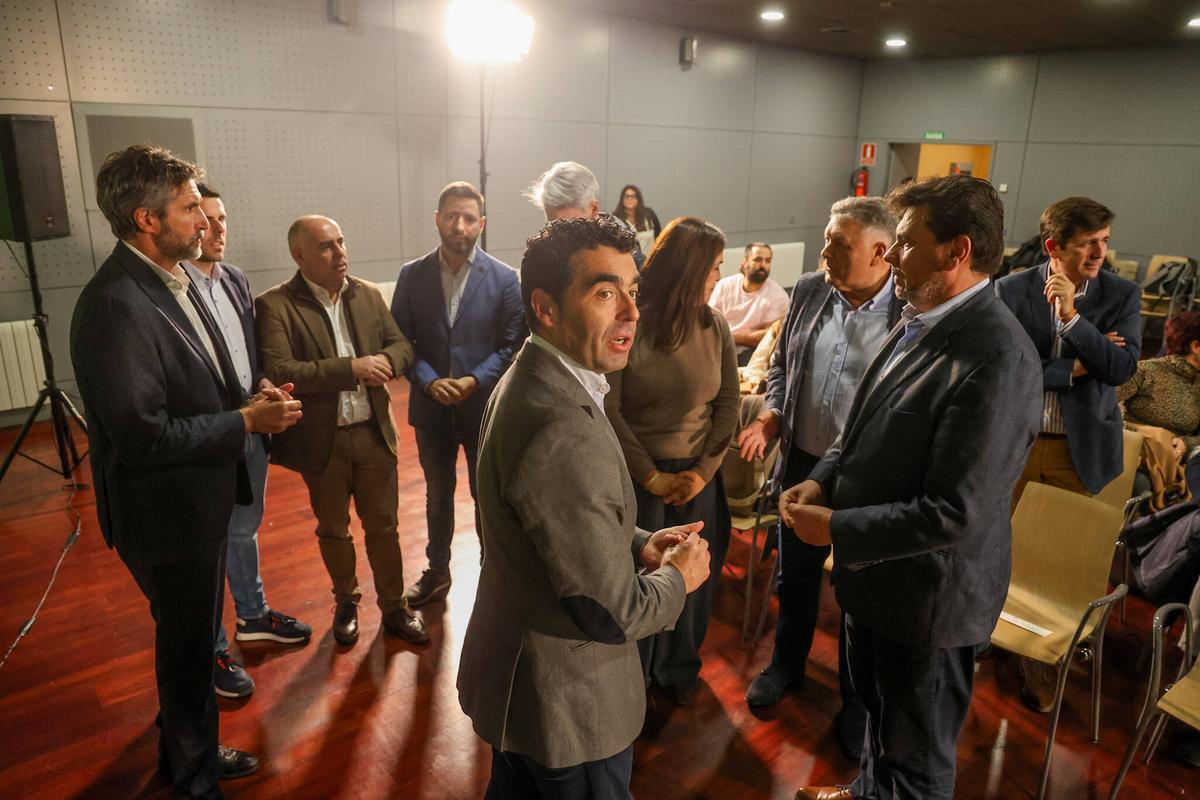 El presidente provincial con alcaldes de O Salnés en un acto en Vilagarcía.