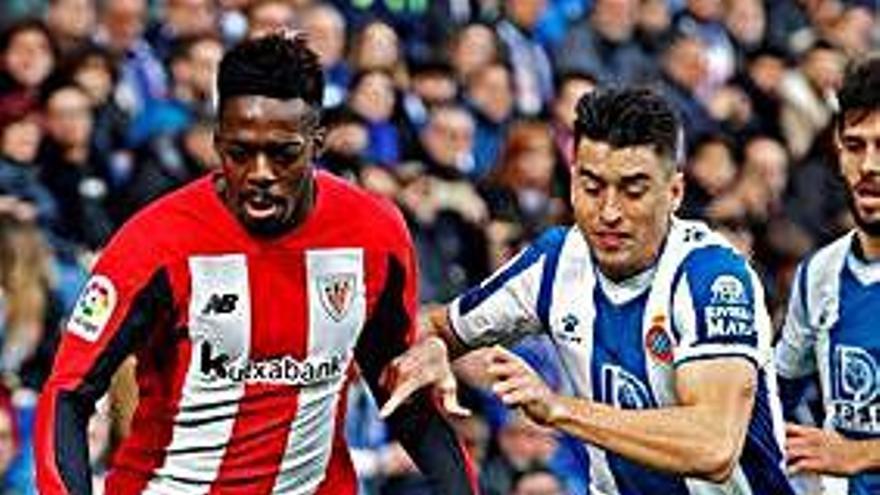 Iñaki Williams, con el balón durante el partido de ayer en Cornellà.