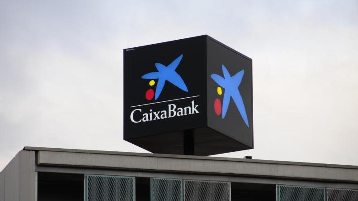 El director de una oficina de CaixaBank en Salou, herido tras ser apuñalado por un hombre.