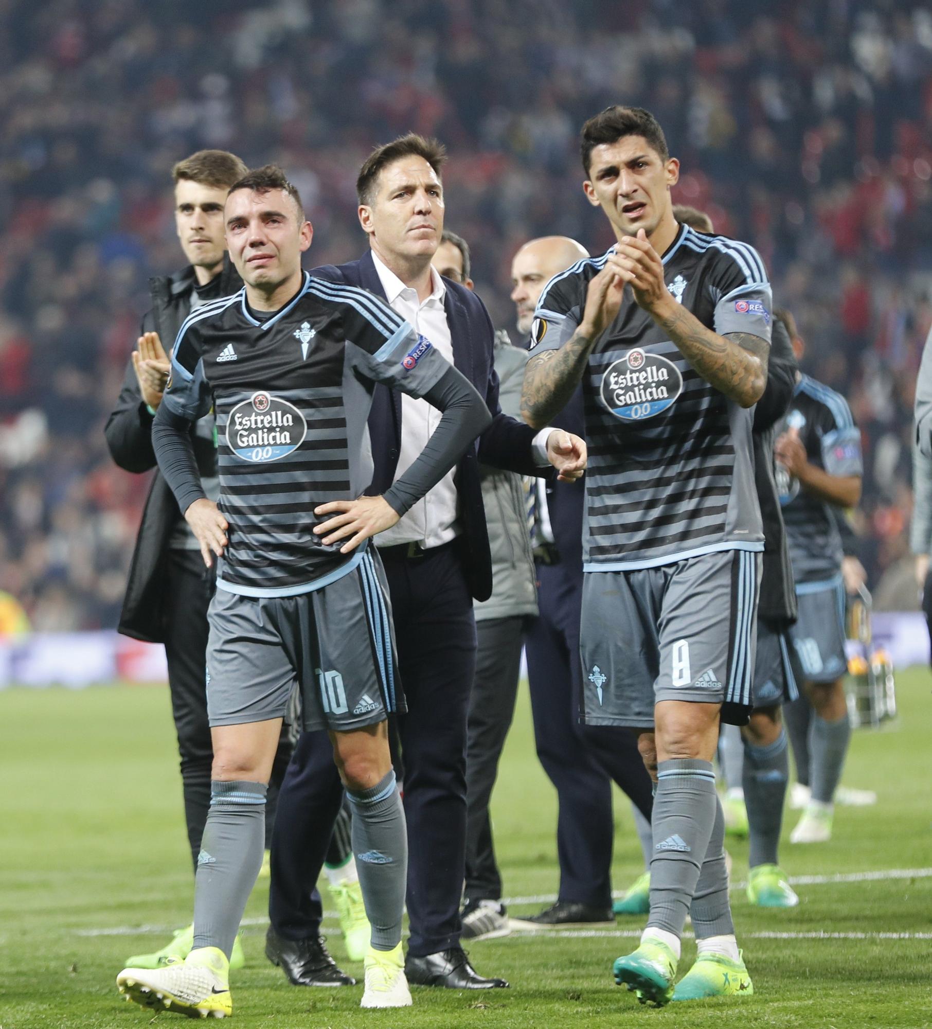 TUCU HERN�NDEZ 11-5-2017 Ricardo Grobas emocionado con Berizzo y Aspas tras caer en Old Trafford.jpg