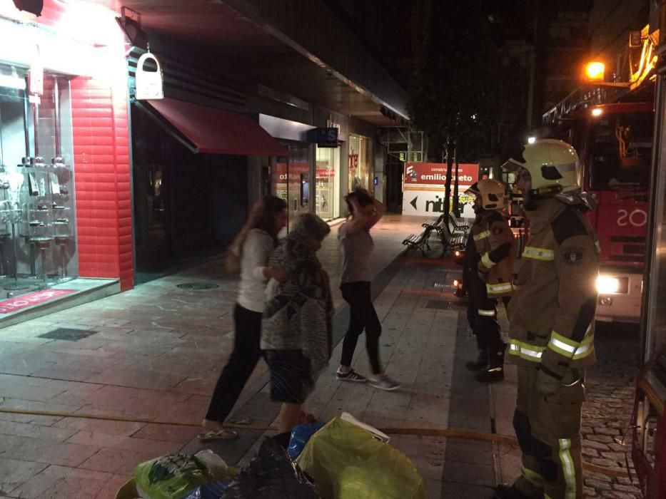 Desalojo de un edificio en el centro de Oviedo por un incendio