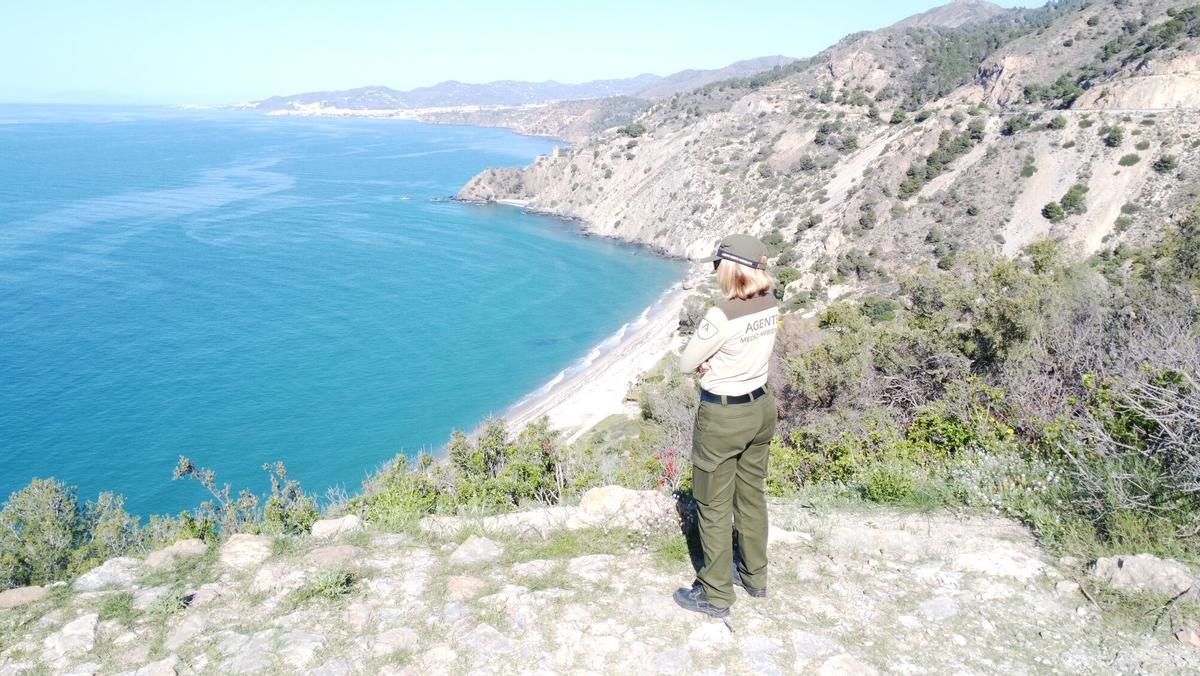 Una agente observa la costa de Maro