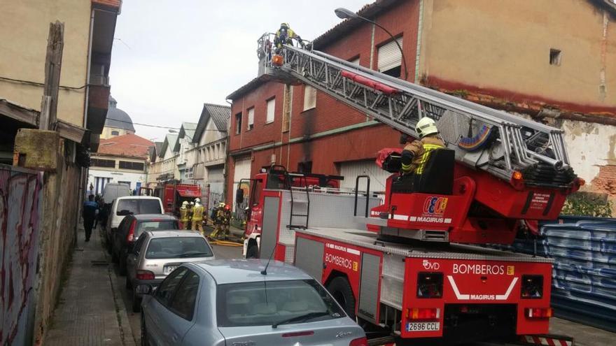 Incendio en Almacenes Industriales en Oviedo