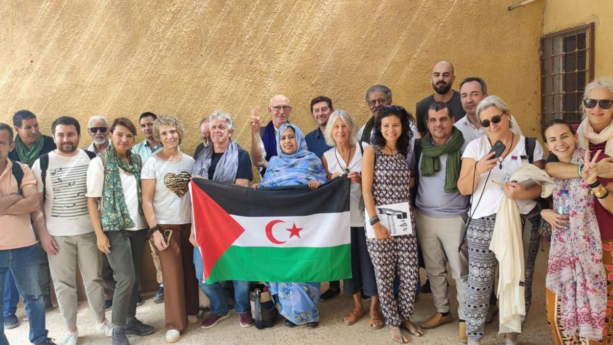 Una foto de grupo de la delegación balear con la ministra de Salud en el centro, con su bandera.