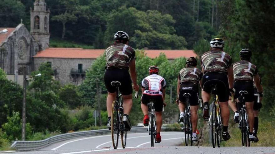 La ausencia de arcenes o su mal mantenimiento en la comarca, es un riesgo para los ciclistas. // I. Abella