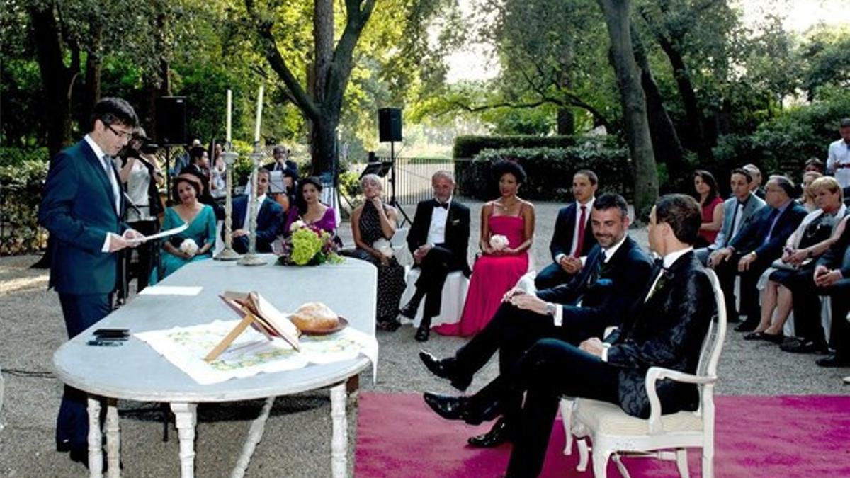 Santi Vila y su novio, durante la ceremonia en el Castell de Perelada, este sábado.