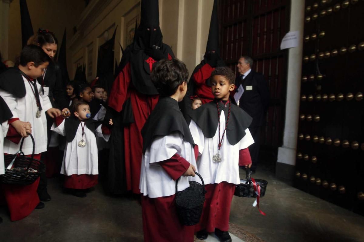 Imágenes de Las Penas de Santiago a su salida del templo