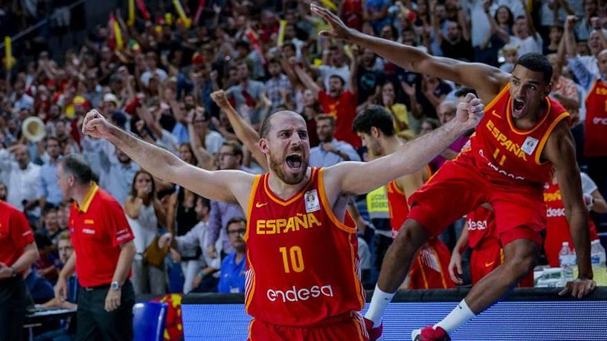 Colom celebra la victoria de la selección española de baloncesto.