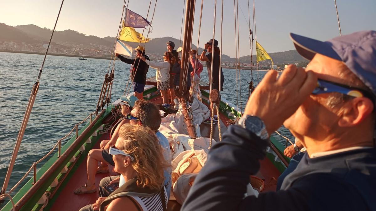 La tripulación, viendo el espectáculo con las islas Cíes como telón de fondo.