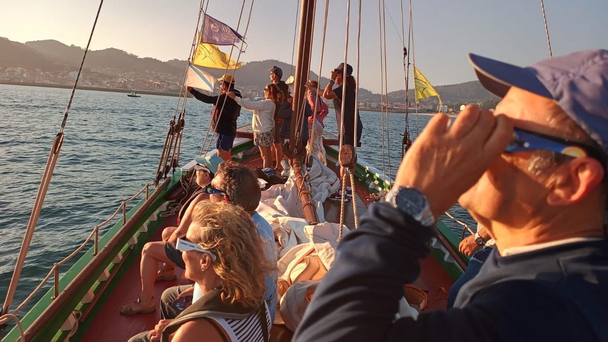 La tripulación, viendo el espectáculo con las islas Cíes como telón de fondo.