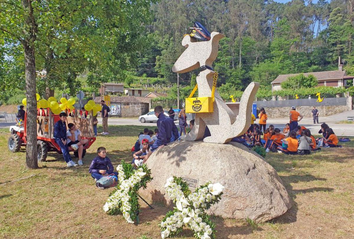 Escolares de visita en la aldea en la última edición del Festival.   | // MARTA G. BREA