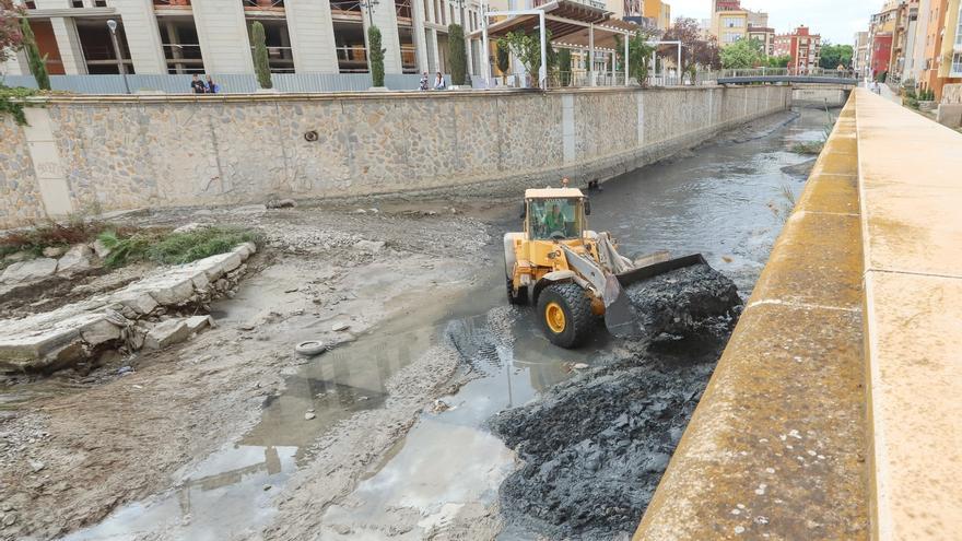 La CHS vacía de agua el Segura a su paso por Orihuela para retirar los lodos y mejorar la capacidad del cauce ante una DANA