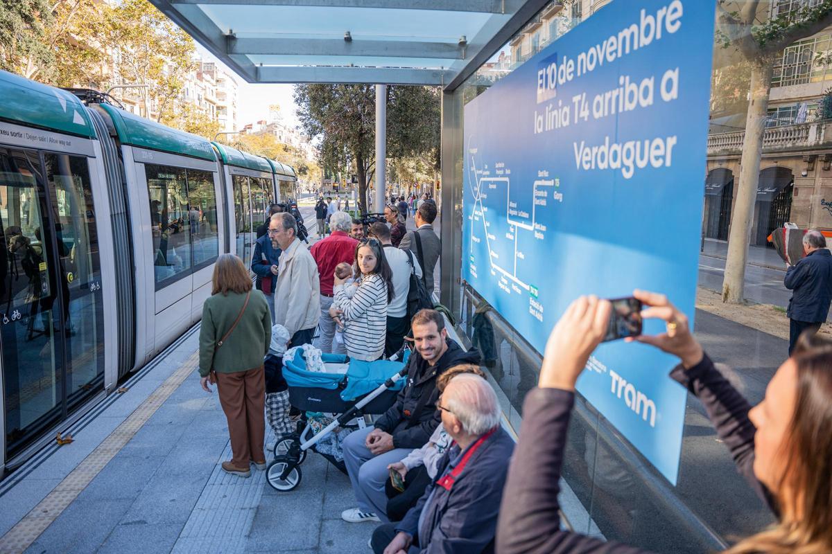 El tranvía se estrena entre Glòries y Verdaguer entre expectación vecinal y sin acto político