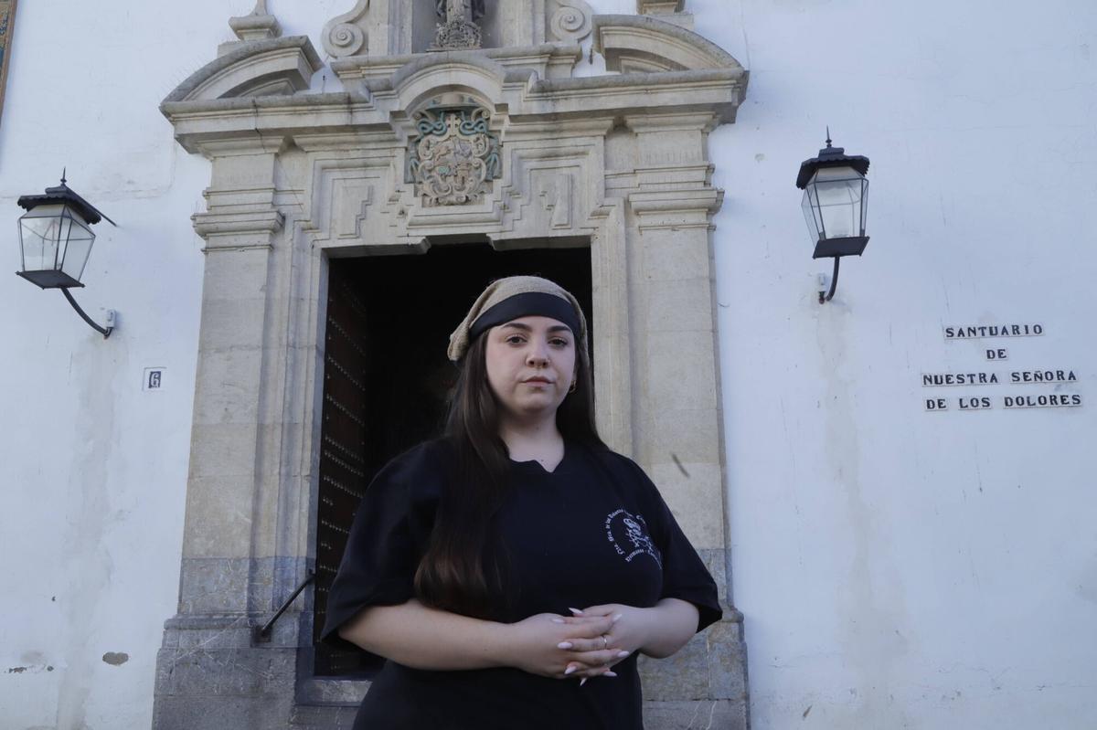 Nerea, frente a la sede de la hermandad de Los Dolores en Capuchinos.