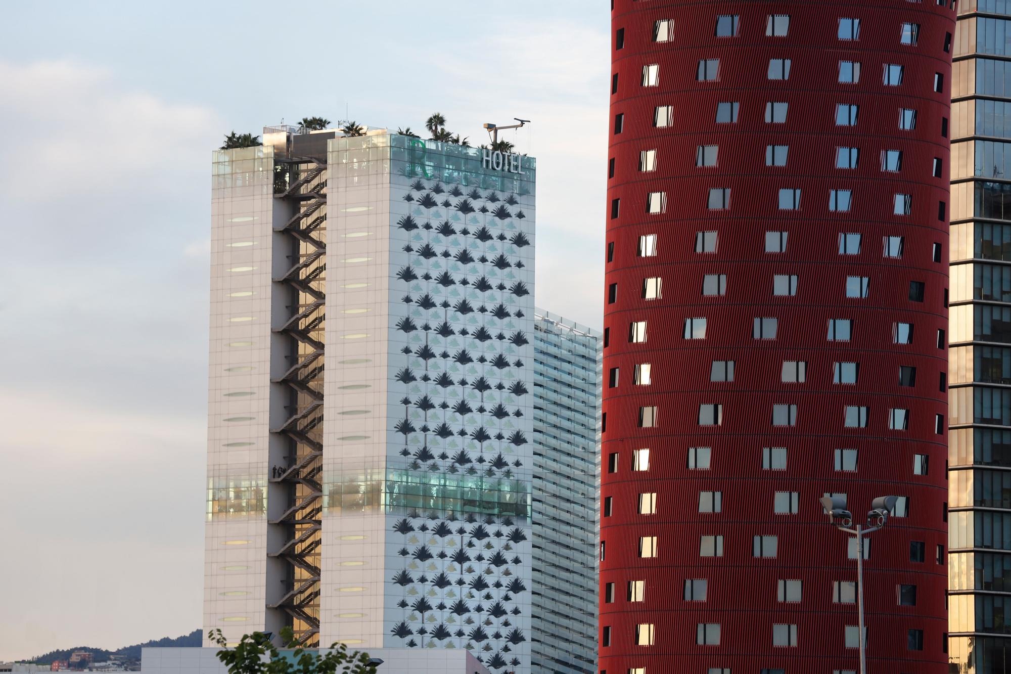 Los edificios Renaissance Barcelona Fira y Hotel Porta Fira de la plaza Europa de L'Hospitalet.