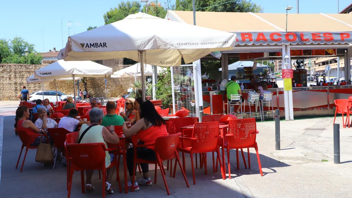 Clientes en un puesto de caracoles en la ciudad