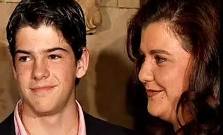 Habla el entorno del actor Miguel Ángel Muñoz tras la muerte de su madre, Cristina Blanco: "Está muy mal, imagínatelo"