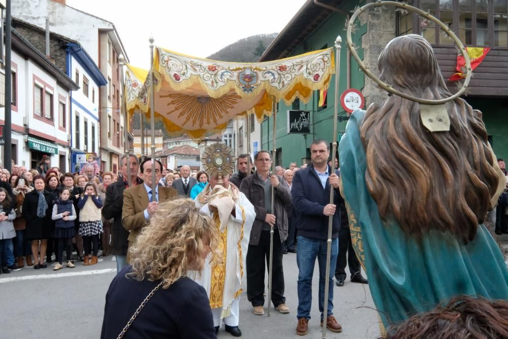 Procesión del Santo Encuentro en Campomanes