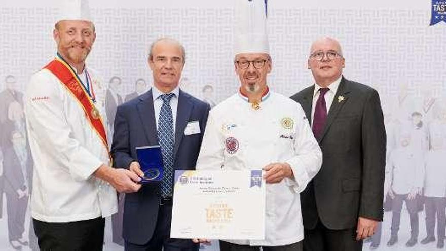 Emilio Rial (2º izq.), en la entrega del premio en Bruselas. // FdV