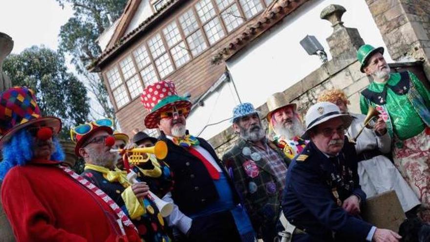 La Cofradía del Santo Entierro de la Sardina, ayer, esperando la valija diplomática en la fuente de Rivero.