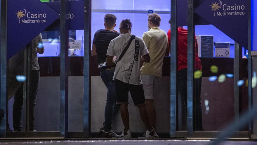 Clientes llegan al Casino Mediterráneo pasada la una de la madrugada del miércoles.