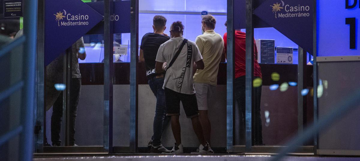 Clientes llegan al Casino Mediterráneo pasada la una de la madrugada del miércoles.