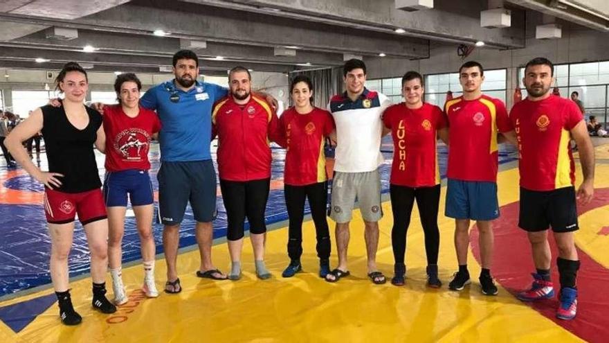 La luchadoras del Keltoi junto al resto de deportistas gallegos concentrados en el CAR de Madrid.