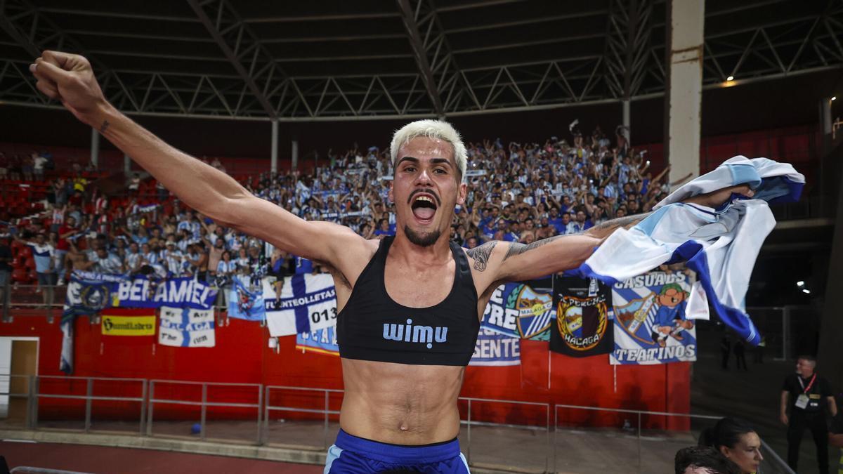 Chupe, del Málaga CF, celebra el ascenso a LaLiga EA Sports durante la Liga Hypermotion, partido de vuelta de la eliminatoria de ascenso a LaLiga EA Sports, disputado entre la UD Almería y el Málaga CF en el estadio de la UD Almería