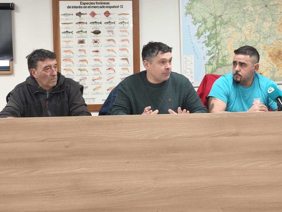 Manu Lourenzo, en el centro, en la reunión con la cofradía de pescadores de Arcade.