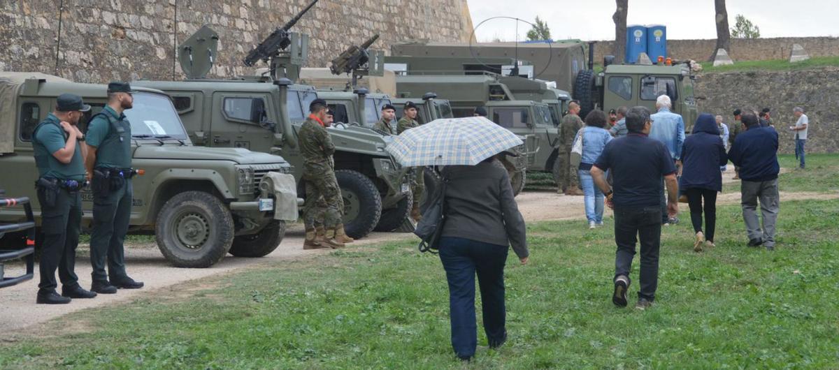 Castell Sant Ferran La pluja aigualeix les jornades de les Forces Armades | SANTI COLL