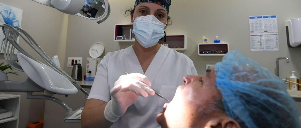 La doctora Beatriz Rey, ayer, en su clínica situada en la calle Oliva realizando una revisión.