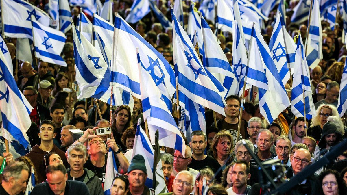 Manifestantes israelís protestan contra el gobierno de Netanyahu, este sábado en Tel-Aviv.