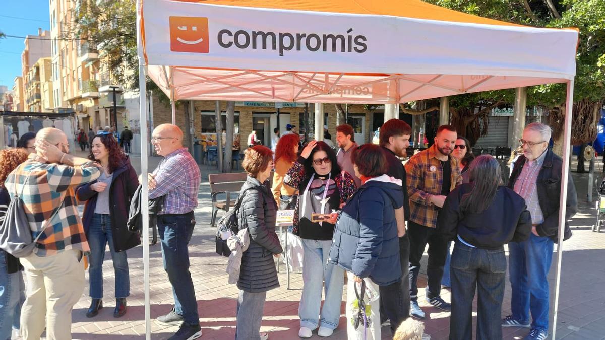 Mesa informativa de Compromís en Plaza Manila.