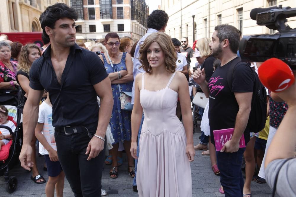 Los artistas del musical "Dirty dancing" hacen una exhibición en la calle en Gijón.