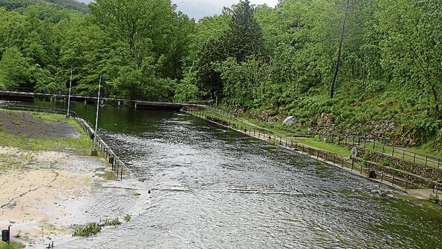 El lago de Jaraíz de la Vera estará limpio y apto para el baño esta semana