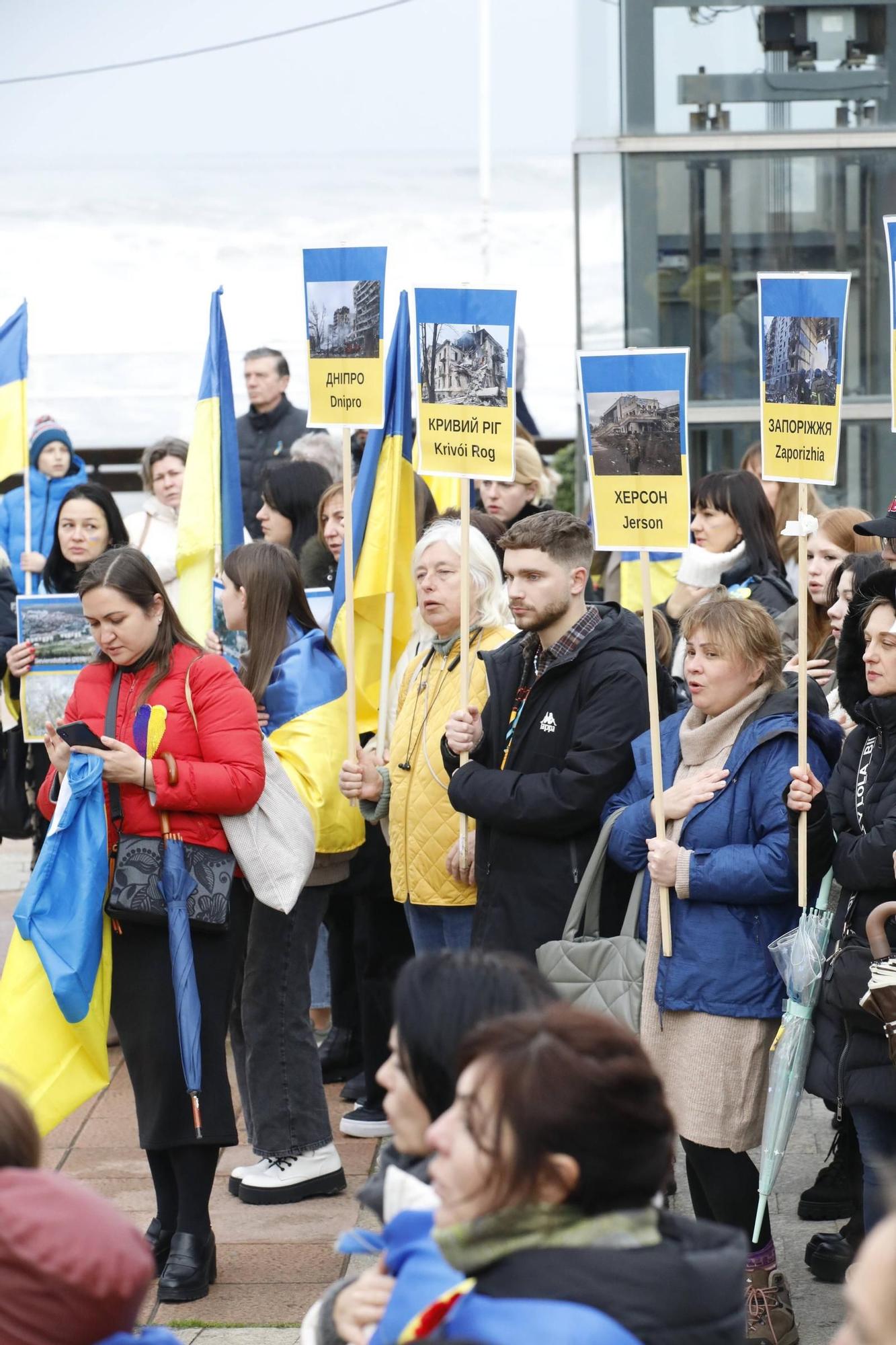La concentración de ucranianos en Gijón tras dos años de guerra, en imágenes