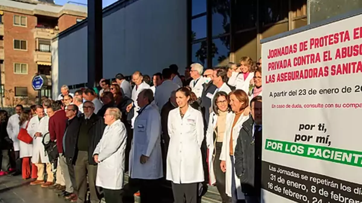 Imagen de las jornadas de protestas convocadas por el Colegio de Médicos de Sevilla, que secundarán los facultativos malagueños si no se revisan los honorarios